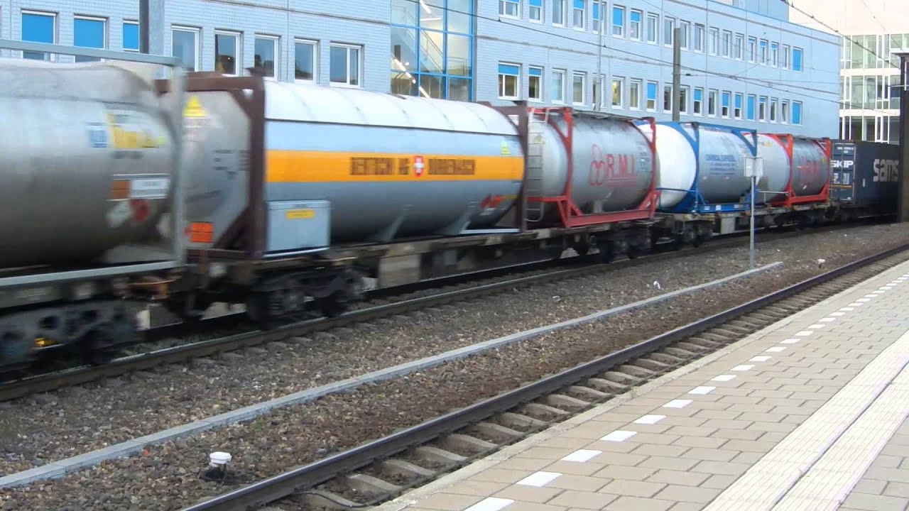 DB 189.054 + 189.072 + containertrein door station Eindhoven