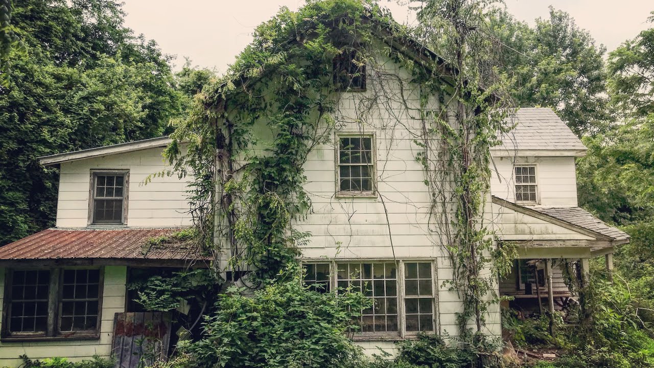SAD ABANDONED HOUSE w/ CRAZY FIND IN BARN *FILLED W/ Antiques & Personal Belongings