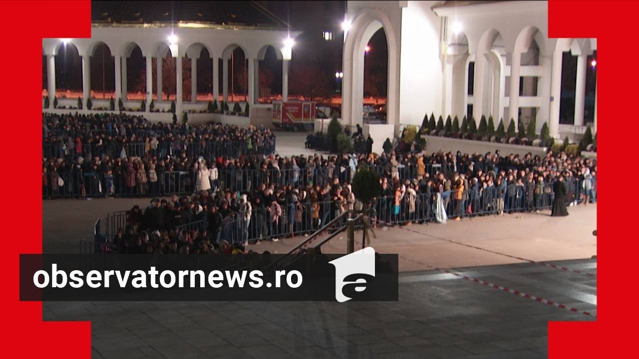 Coadă de kilometri şi 14 ore de aşteptare la Catedrala Naţională. 