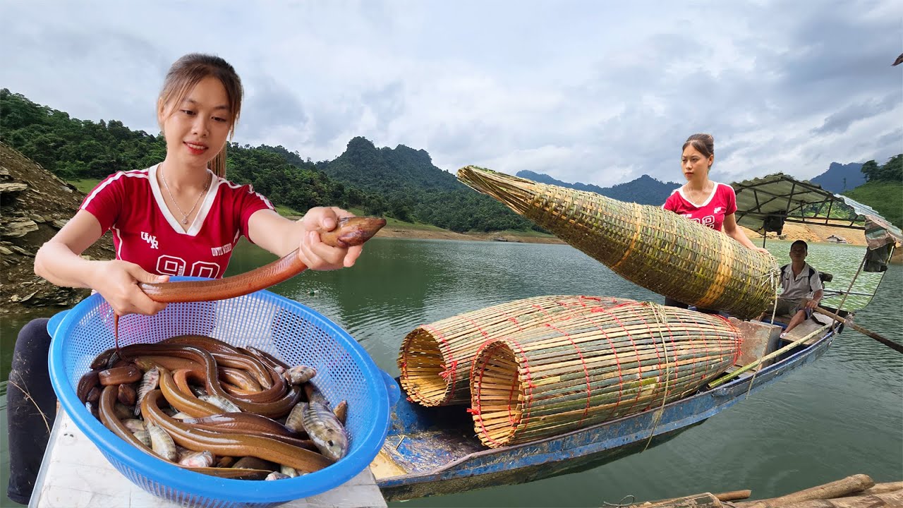 Catching Eels in a Huge Basket! Life on the Lake Adventure