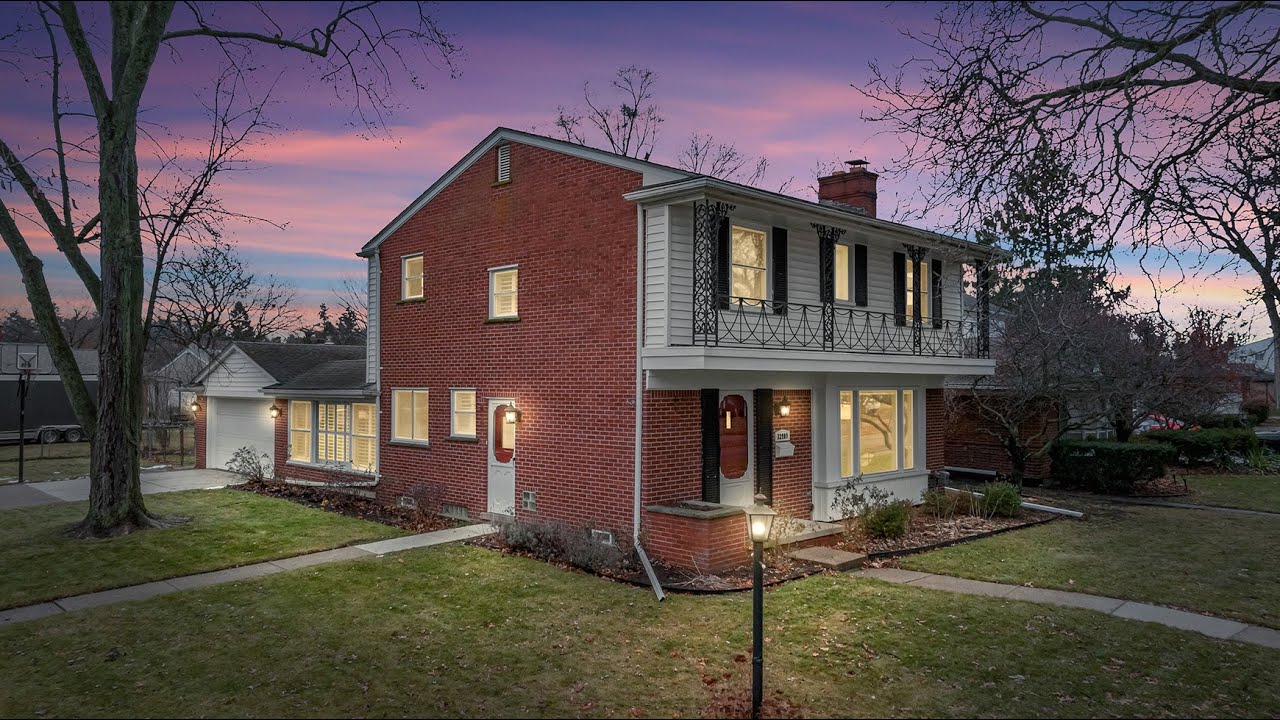 Beautiful Move In Ready Colonial Just Listed in Livonia! 32909 Lyndon Livonia MI 48154