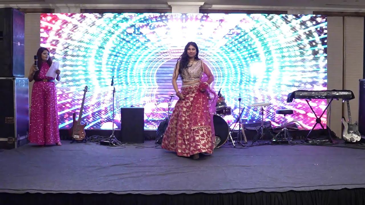 Ashlesha & Aditya Cocktail Performance 17