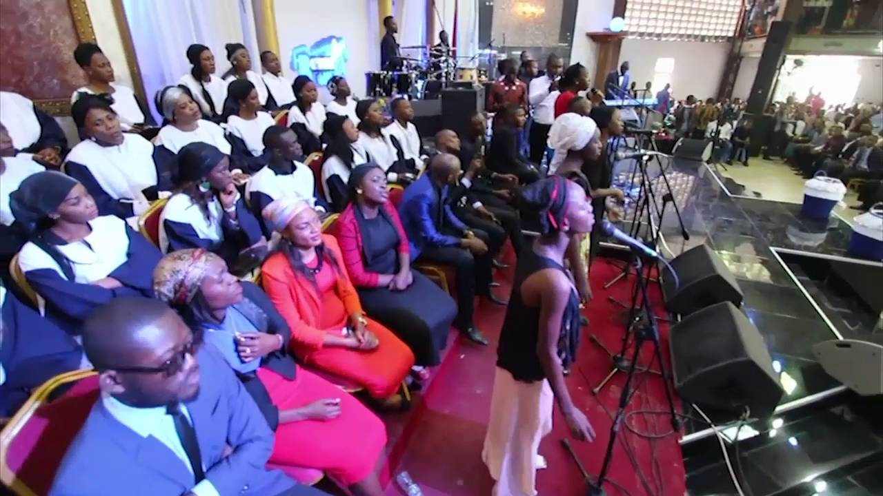 Pasteur Moise Mbiye et les enfants - NA PESI (ECODIM)