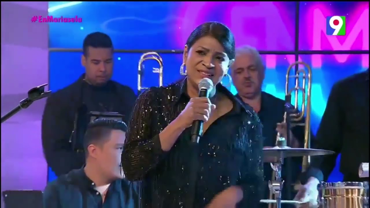 Mimi Ibarra engalana la noche con su hermosa voz y composiciones de salsa, también junto a Sexappeal