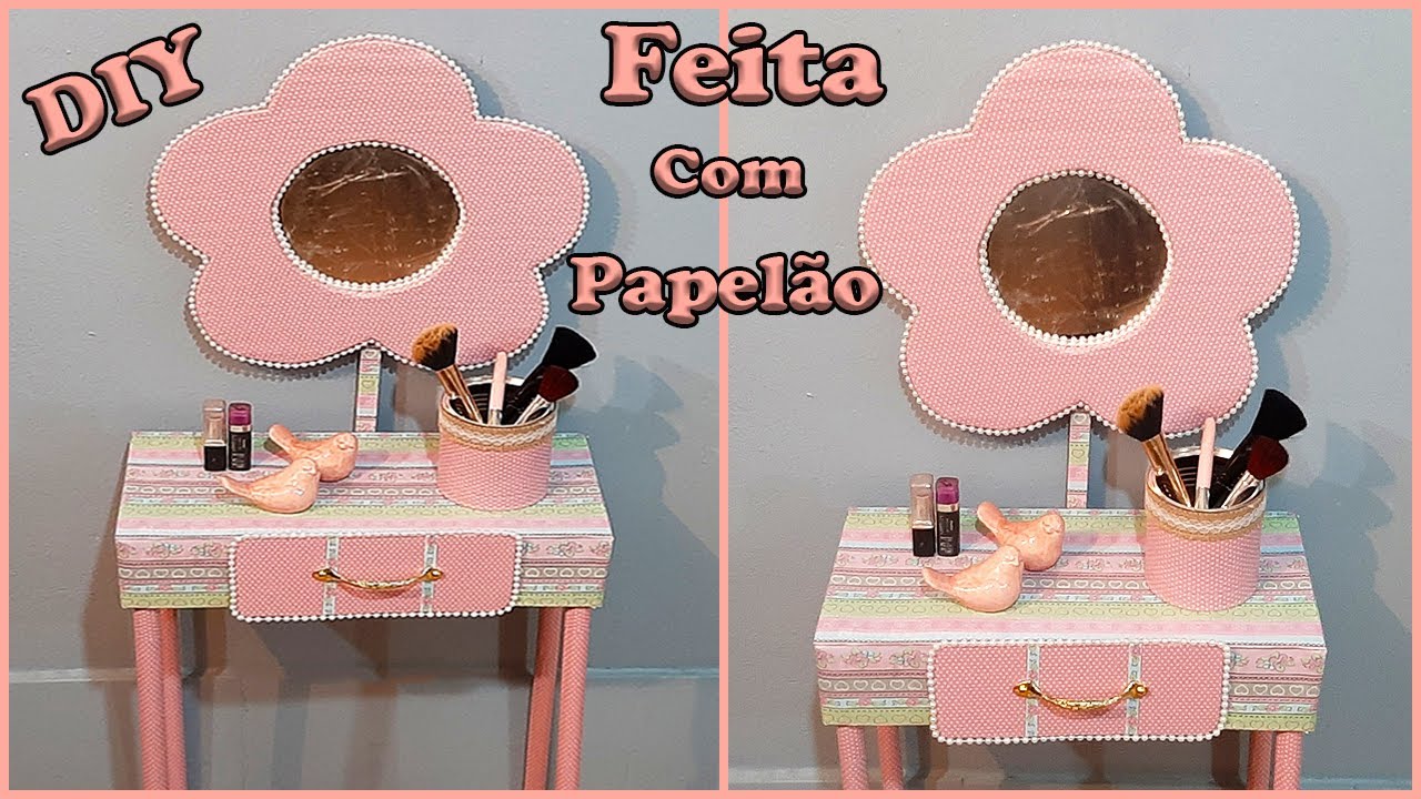 Penteadeira infantil feita com caixa de papelão e cabo de vassoura.