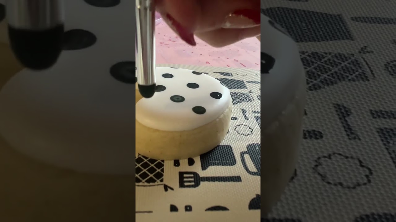 How to use the Borderlands Bakery dot tool to create polka dots on royal icing cookies