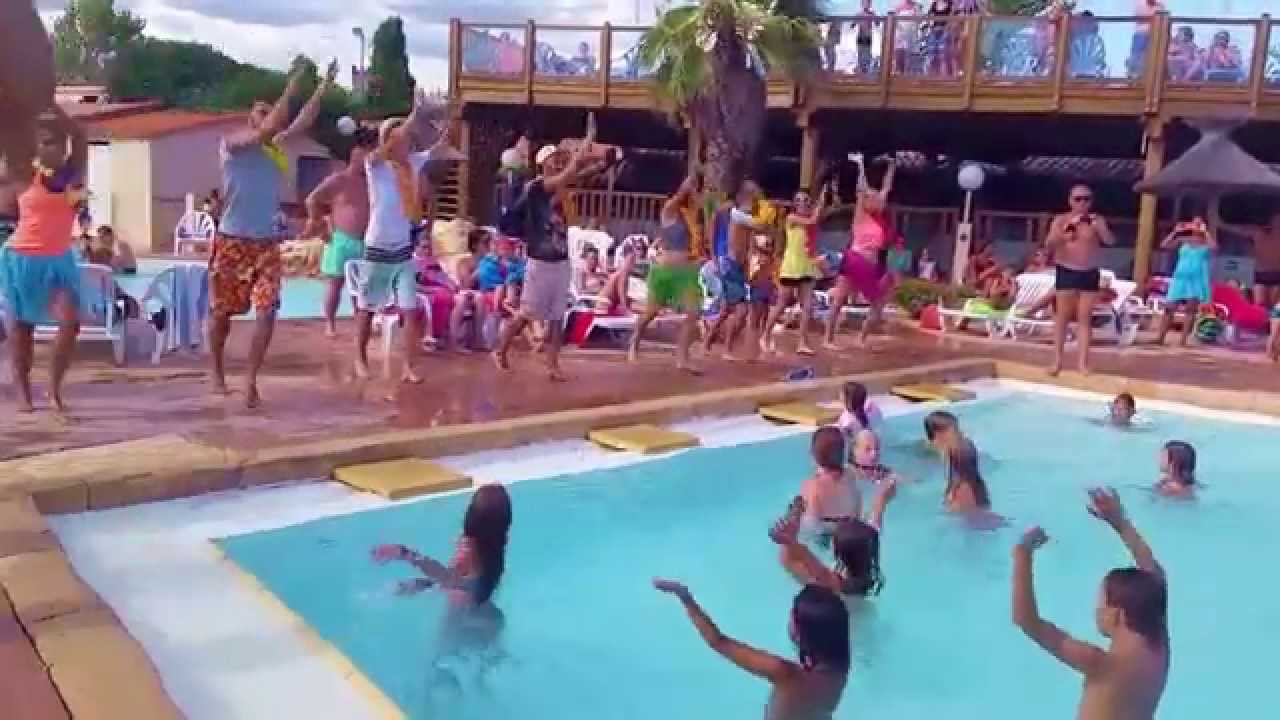 La danse de l'été à la piscine