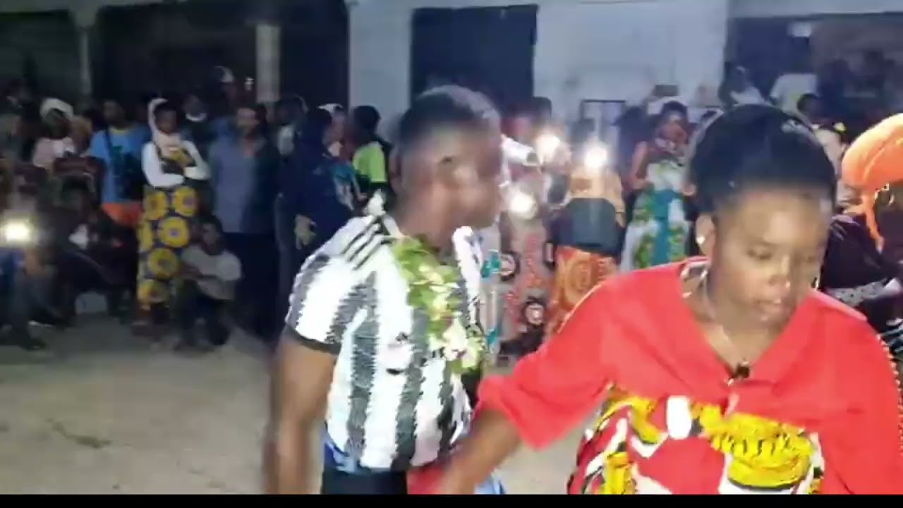 UN GAY QUI DANSE LE WADAHA A MRAMANI ANJOUAN  DANS LE NEWSMAKELE. سبحان الله العظيم  لا غول ولا قو