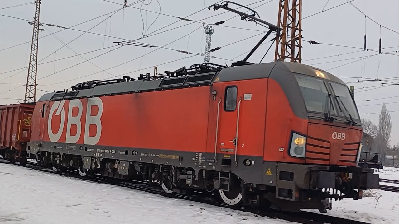 Üdv a vezérnek! Vectron halad át tehervonattal Rákosrendezőn. 