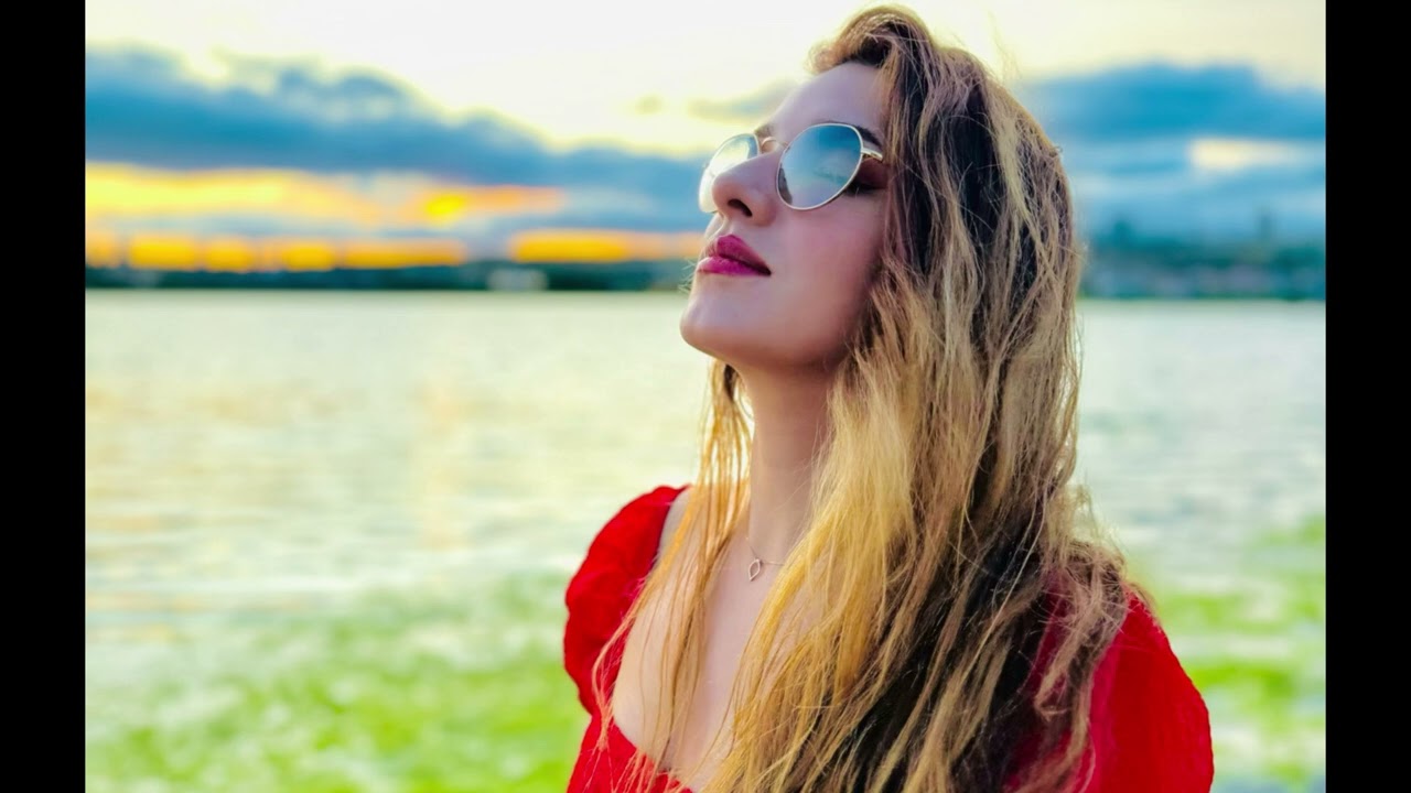 SENEM AKDEMİR - KIRMIZI GÜL DEMET DEMET        (Live)