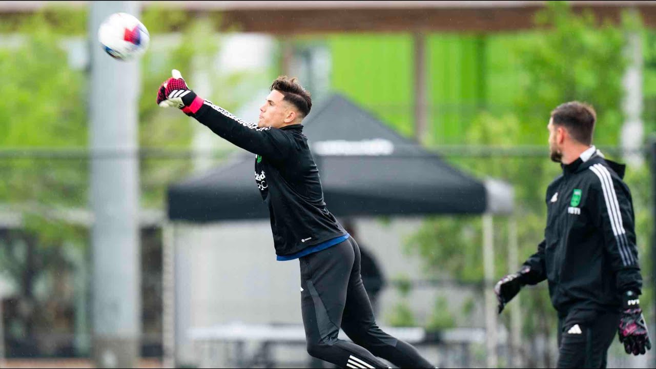 PROFESSIONAL GOALKEEPER TRAINING_Integrating attacking players into the GK session_Defending Crosses