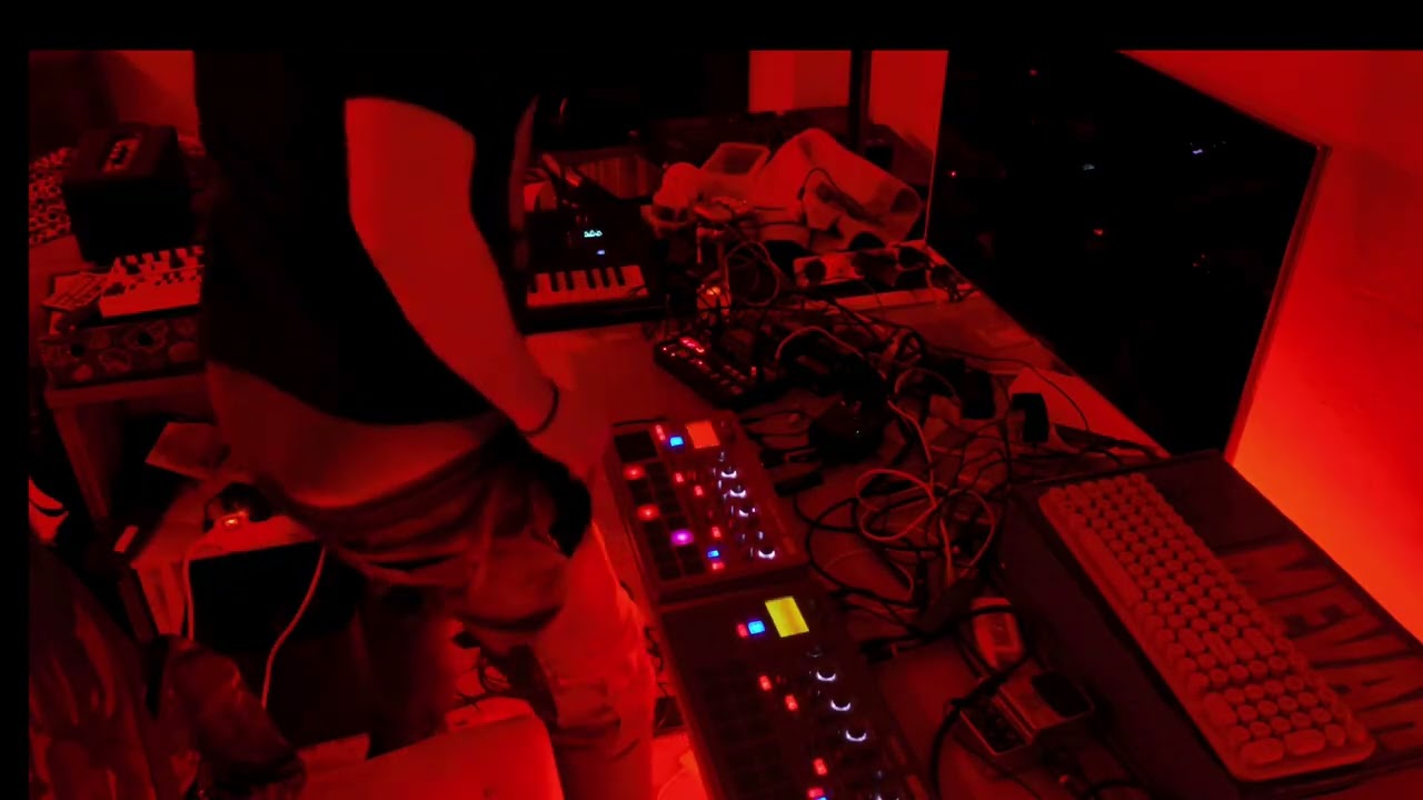 Need space ( dnb melodic tekno live set extract) 180 bpm