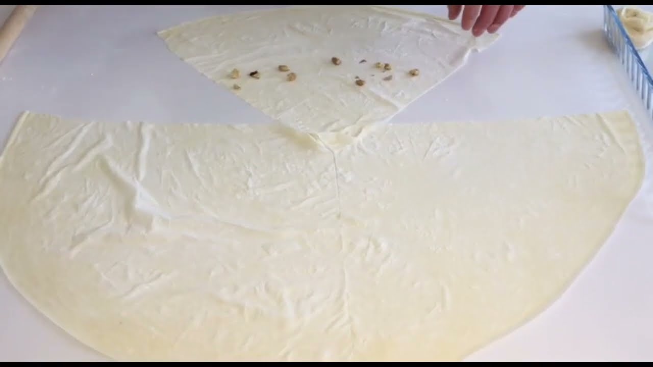 BEYAZ ÇORUM BAKLAVASI VE MİS GİBİ KIZARMIŞ GAZETE BAKLAVASI