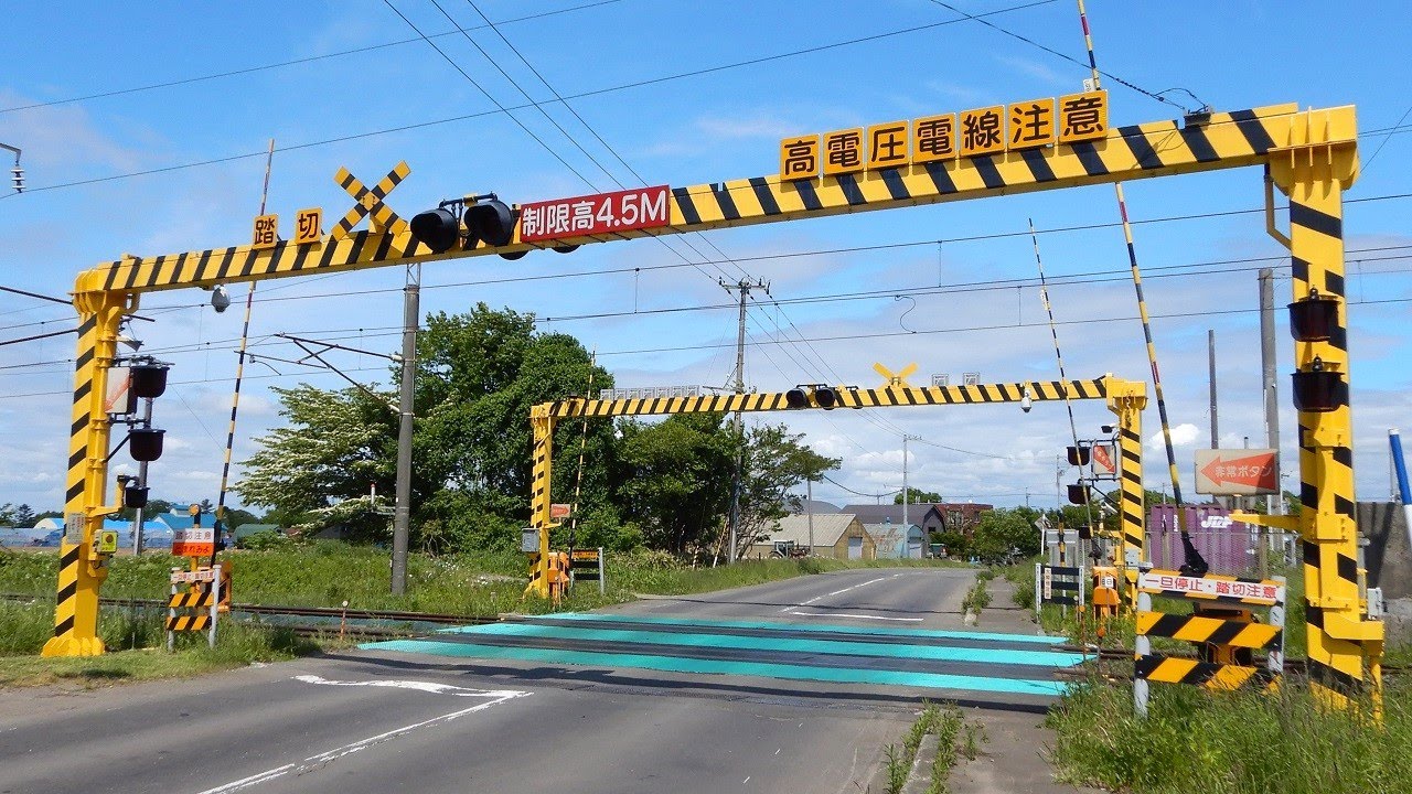 【踏切】JR千歳線　大きな両面警報灯がある門型踏切 (Railroad crossing in Japan)