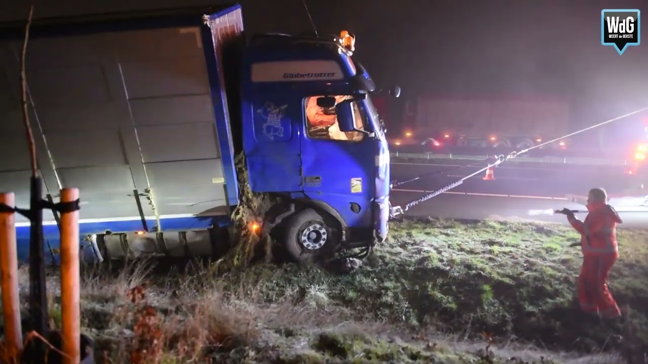 Vrachtwagen met geiten belandt in greppel naast A2 in Weert