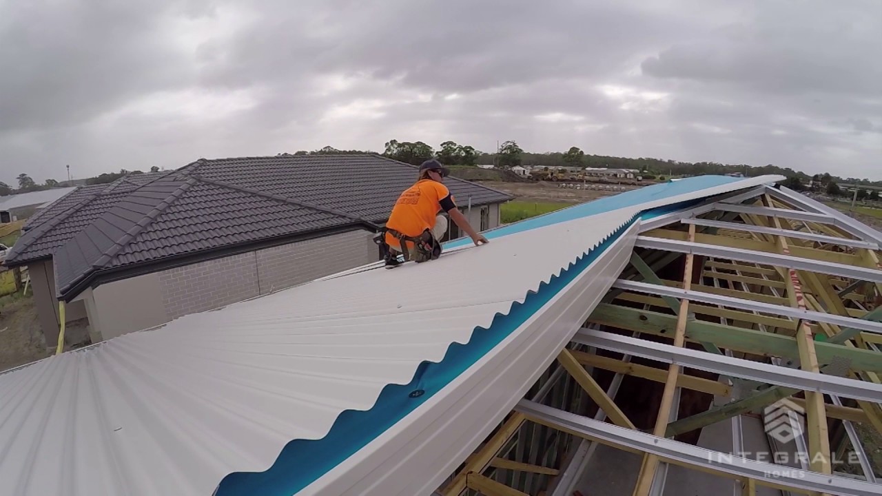 BUILDING A NEW HOME (Part 10) - Fitting A Colorbond Roof