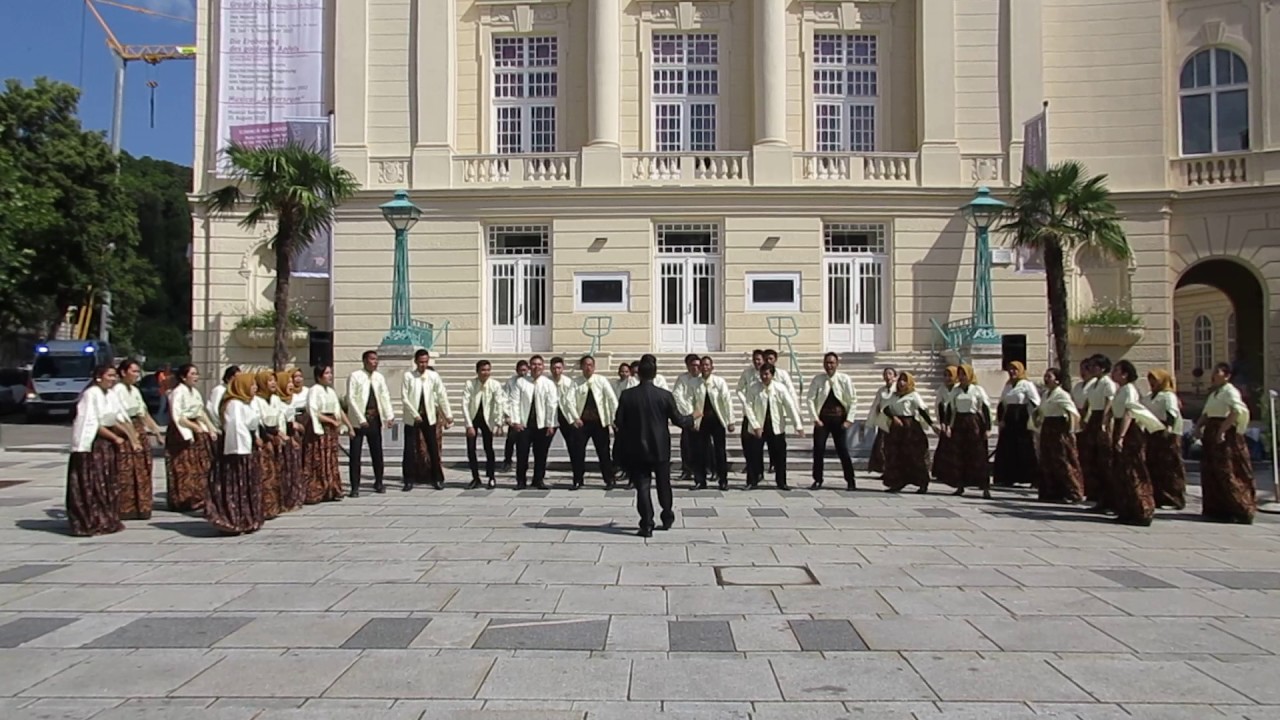 YAMKO RAMBE YAMKO - PUBLIC SINGING by AIRLANGGA UNIVERSITY CHOIR