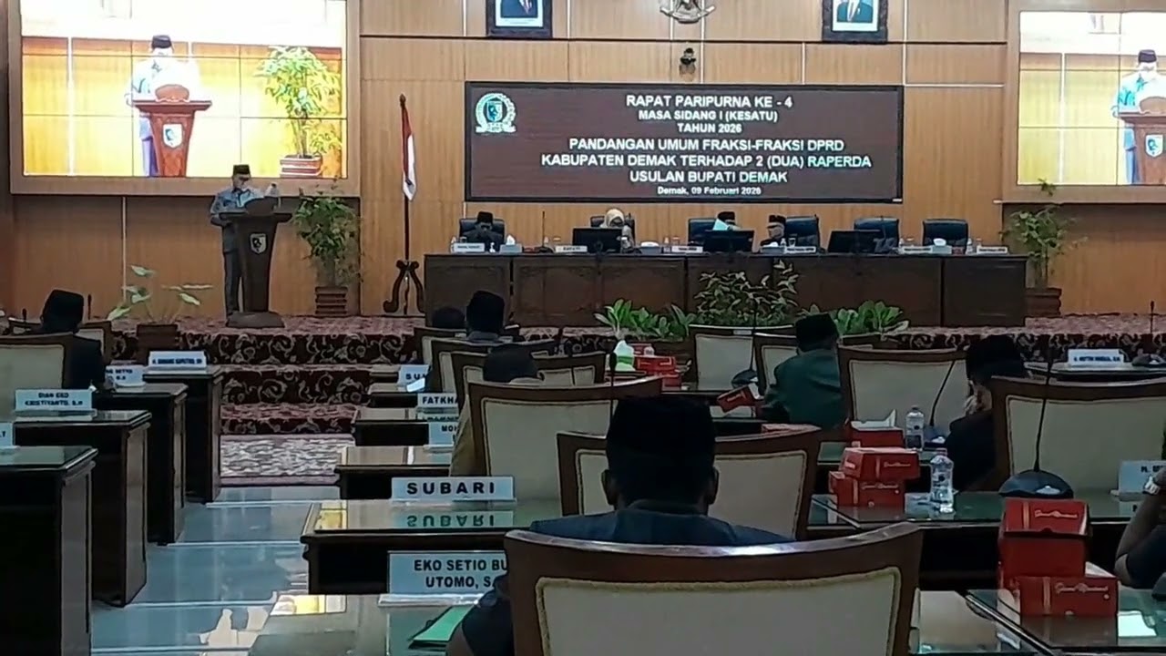 RAPAT PARIPURNA PANDANGAN FRAKSI FRAKSI DPRD DEMAK TERRHADAP DUA RAPERDA USULAN BUPATI DEMAK