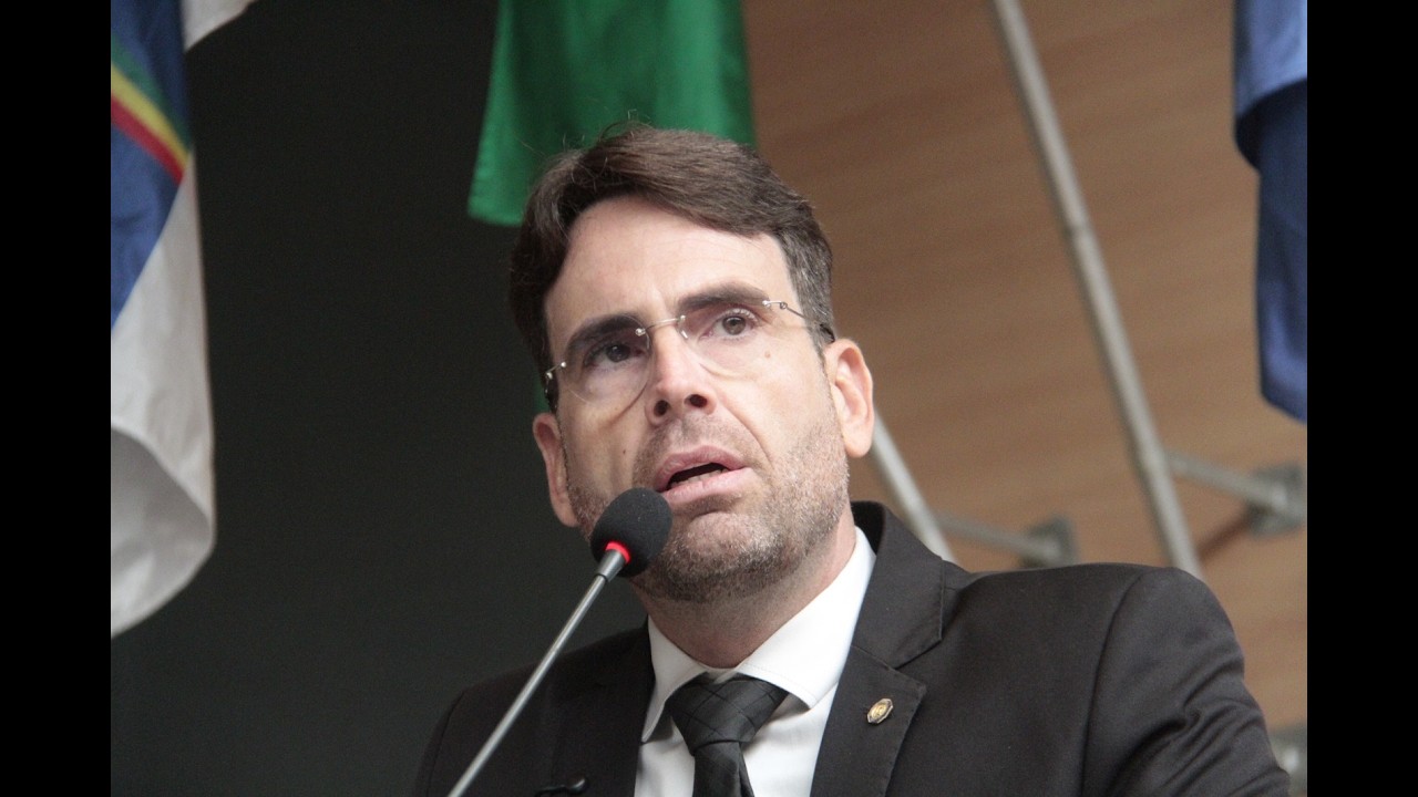 Eduardo Moura debate requerimentos solicitando serviços diversos