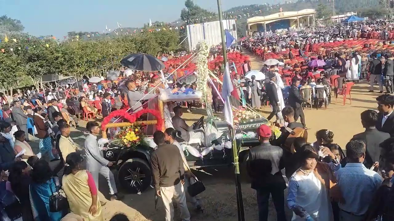 Tuid ki paidbah  haka  jingïaseng  procession jong ka balang catholic ha Nongjri Nongstoiñ diocese.