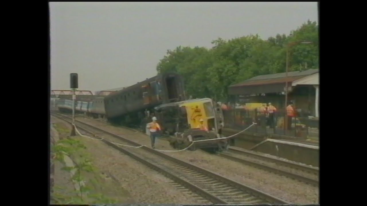 BBC News: The derailment of 50025 at West Ealing (on 6 Aug. 1989)