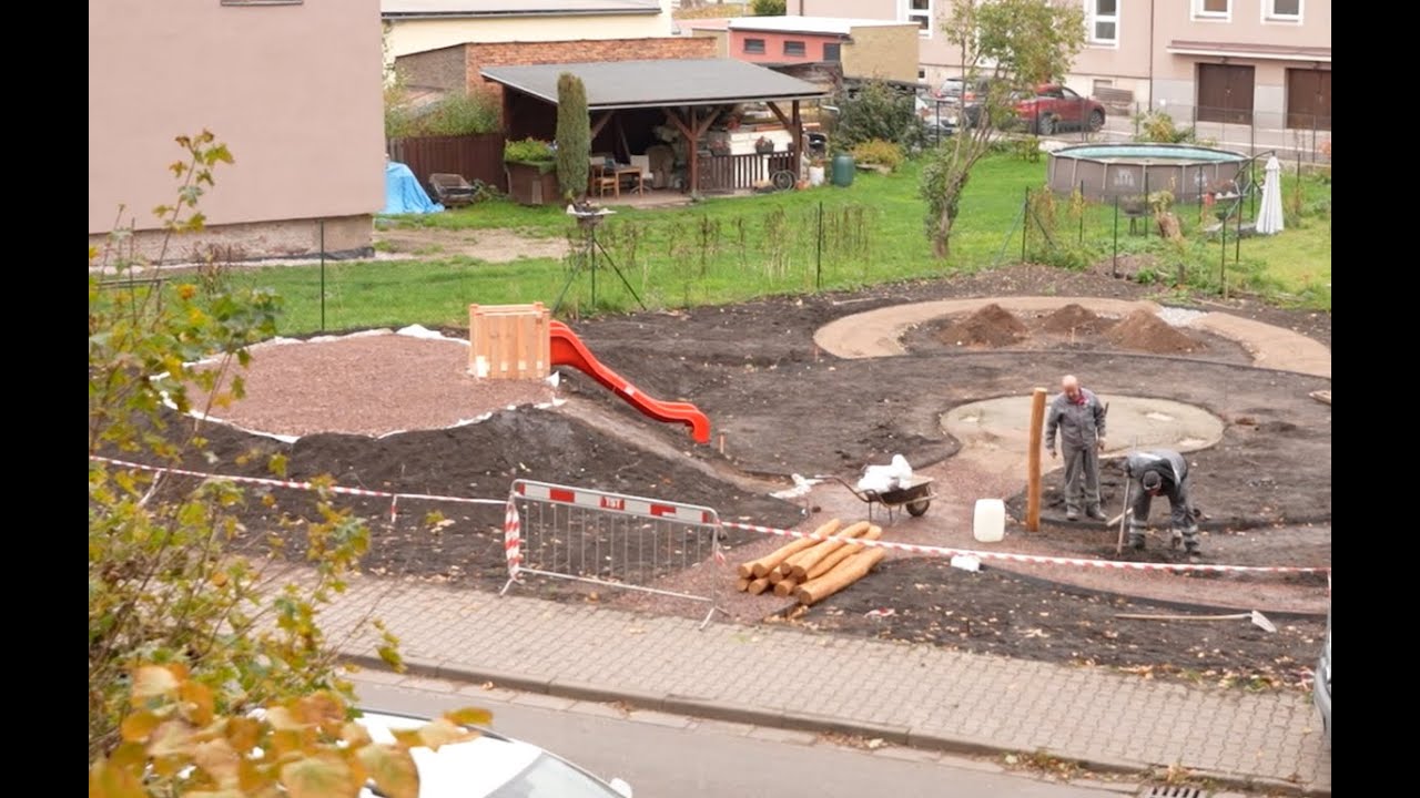 Výstavba městské zahrady s herními prvky (10/2025)