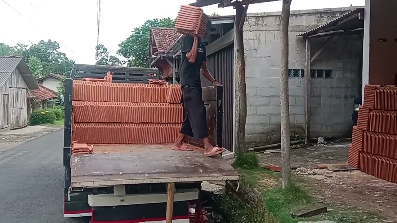 BONGKARAN GENTENG SOKKA CEPAK DI TB CISOLOK