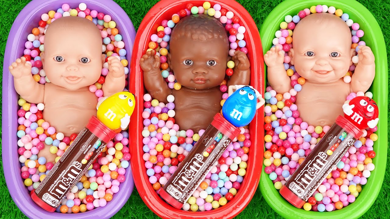 20 Minutes Mixing Candy M&M'S into 3 Color Super Bathtubs with Funny Dolls & Make Up Cutting ASMR