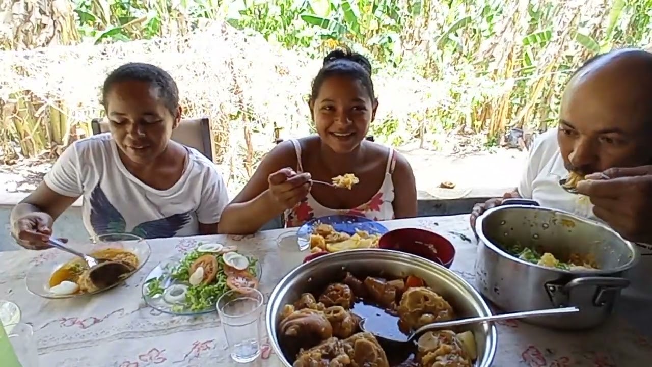 cordeiro comendo mocotó de boi