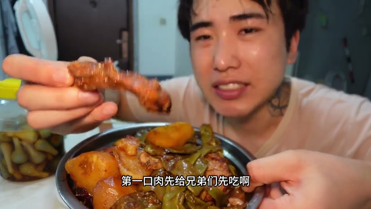 干活太累了 出租屋做两个菜犒劳一下自己 荤油豆角炖排骨 蒜苔炒肉 兄弟们美滋滋啊