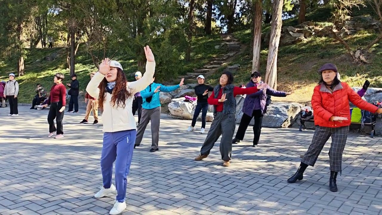 Китай/ Танцы в парке Бэйхай