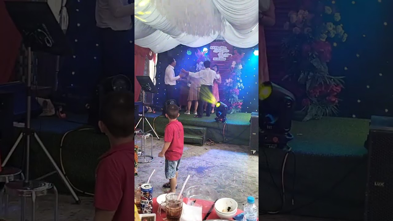 Bé út Kim đi ăn cưới p2