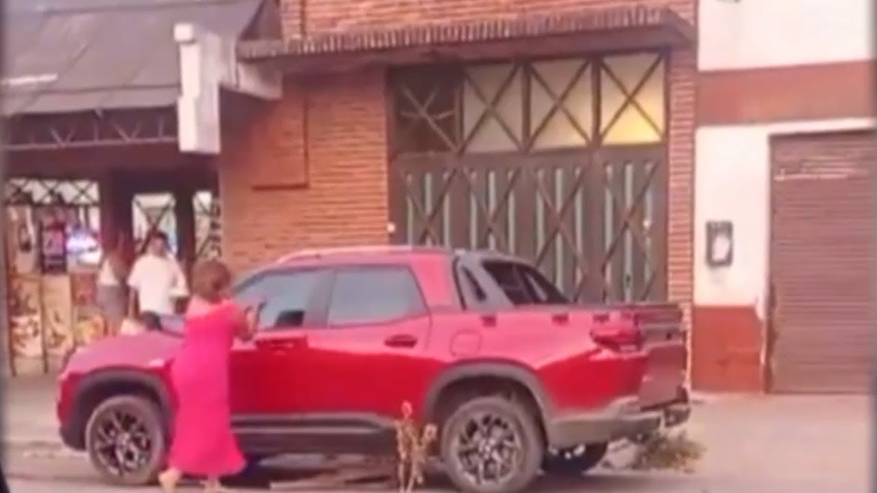 Gral. Madariaga: Una mujer le destrozó el auto a su ex pareja a martillazos