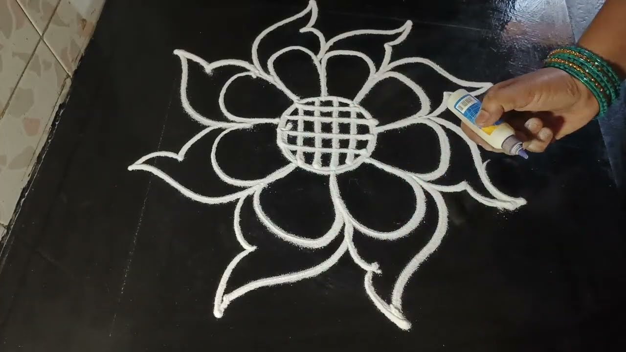 रोज सकाळी दारात काढण्यासाठी सोपी सुंदर पटकन होणारी रांगोळी/easy and simple rangoli for daily use 