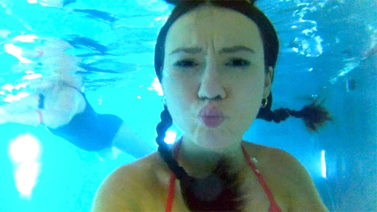 POOL DAY UNDERWATER SWIMMING MAKING FUNNY FACES UNDERWATER AND BLOWING KISSES UNDERWATER