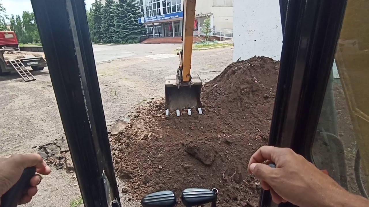Мини экскаватор Cat 305sr. Обратная засыпка траншеи.