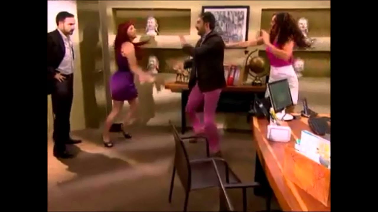 Cielo Rojo - ¡Perra! Lucrecia golpea y cachetea a Mariana