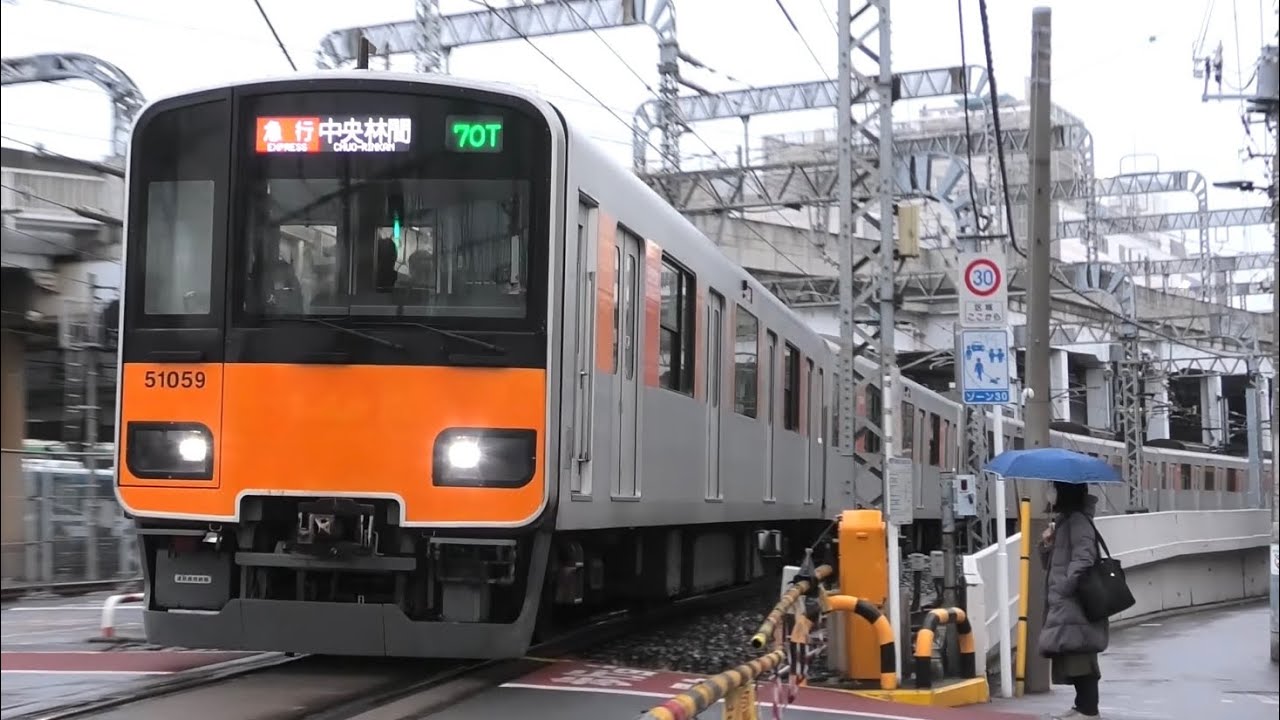 【下り列車の方が詰まりやすい】東武伊勢崎線 朝ラッシュ時間帯の北千住駅付近の開かずの踏切にて ここまで続くカーブの連続… 2025.1
