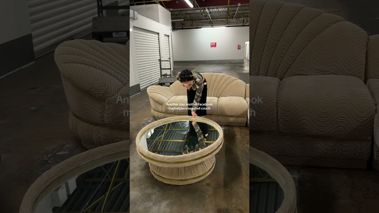 Ещё один день, ещё одна находка на Facebook Marketplace &mdash; да, ещё один диван в виде ракушки #face...