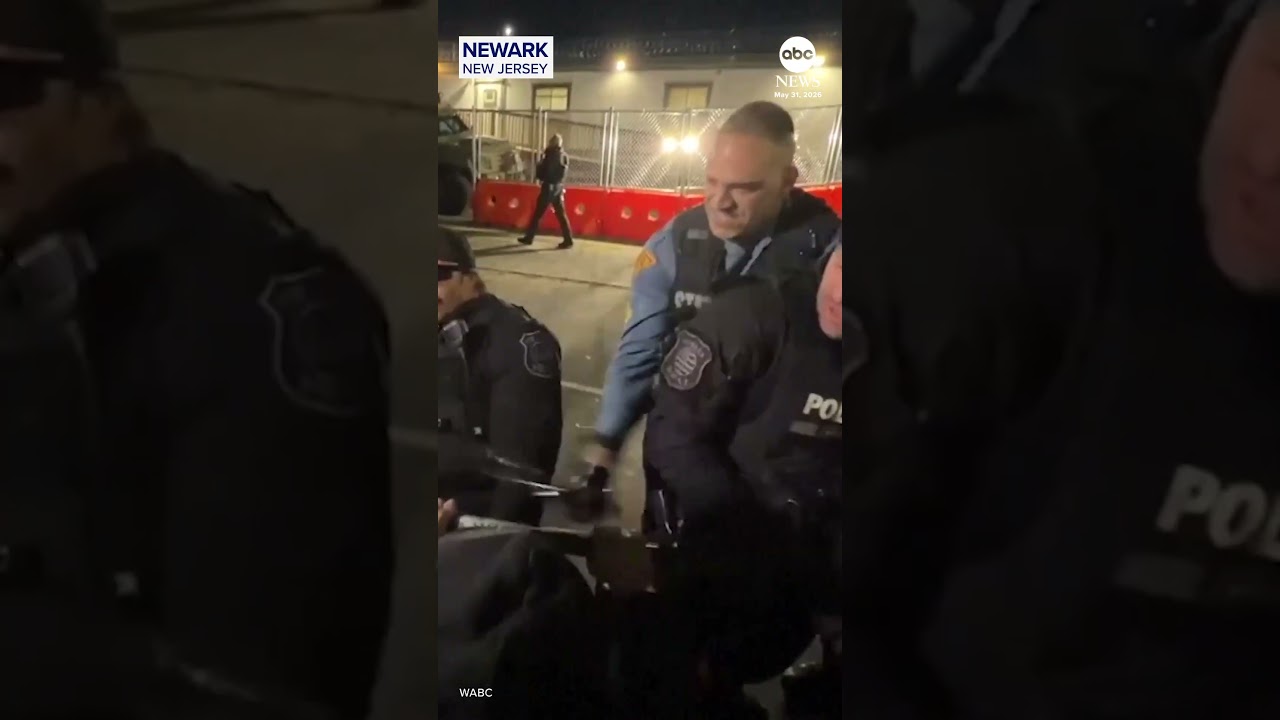 Столкновения протестующих с полицией у центра содержания под стражей в Нью-Джерси