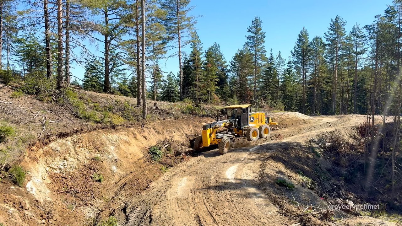Грейдер Deere 670 GP режет и выравнивает склоны. #johndeere #грейдер #deere