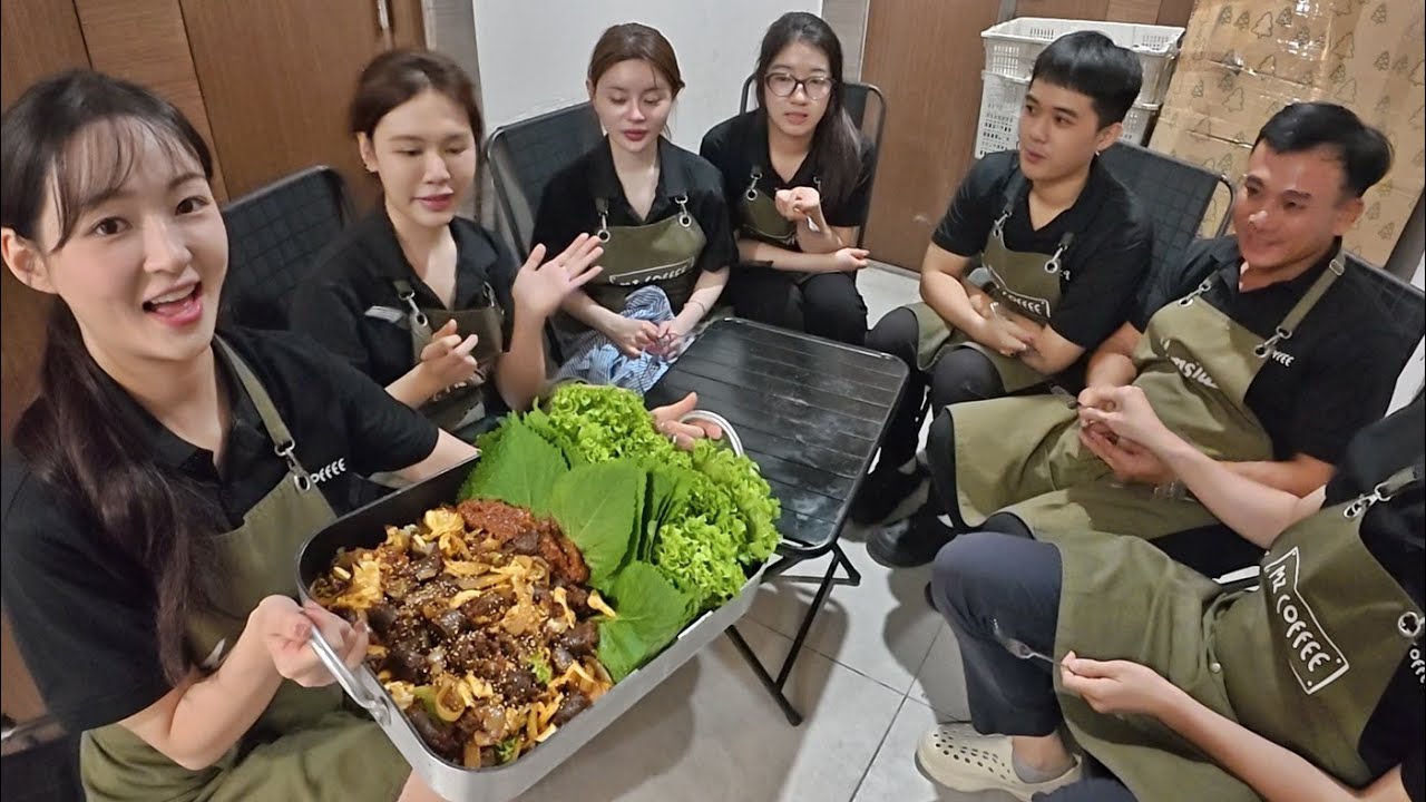 순대에 불고기 양념을 넣고 볶았더니 충격받은 베트남 직원들... 5분만에 순삭
