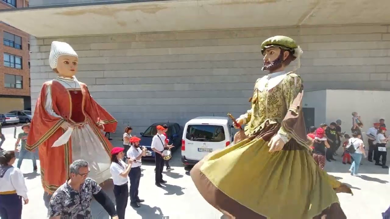 Gigantes de Villava 2022 en la salida para agradecer al pueblo.