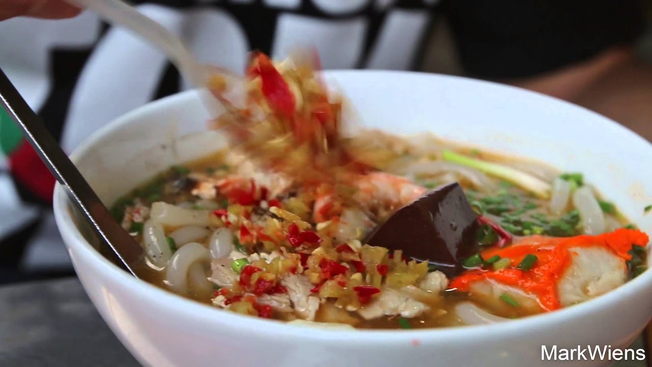 Vietnamese Street Food - AWESOME Banh Canh Cua (Crab Noodles) in Saigon, Vietnam!