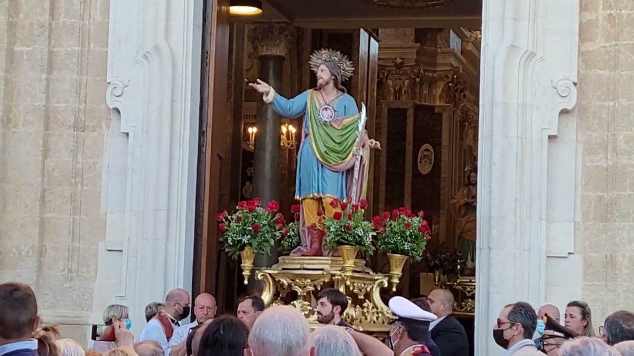 Oria (Brindisi) Perdonanza dei S.s. Medici. Avvio della solenne processione. 19 maggio 2022