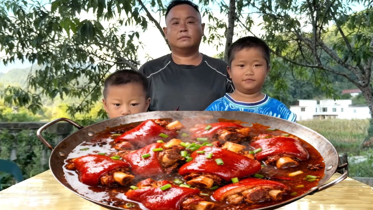 懂事两兄弟不仅会帮爸爸做家务，还会帮爸爸做饭，真是太懂事了！#亲子 #萌娃 #美食 #农村