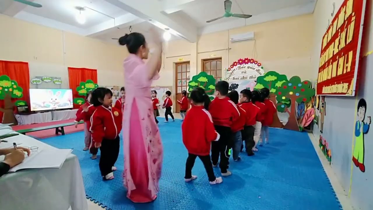 Kể truyện: Bác gấu đen và 2 chú thỏ lớp: 3 - 4 tuổi - Trường MN Đông Sơn.