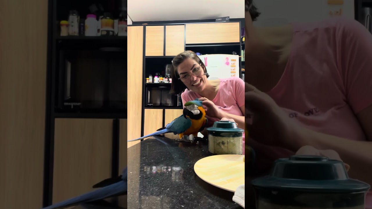 King ajudando (tentando, rs…) e brincando com a mamãe na cozinha