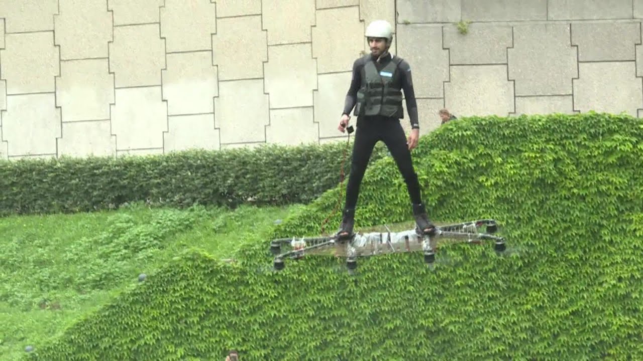 Inventor demonstra skate voador em feira de Paris