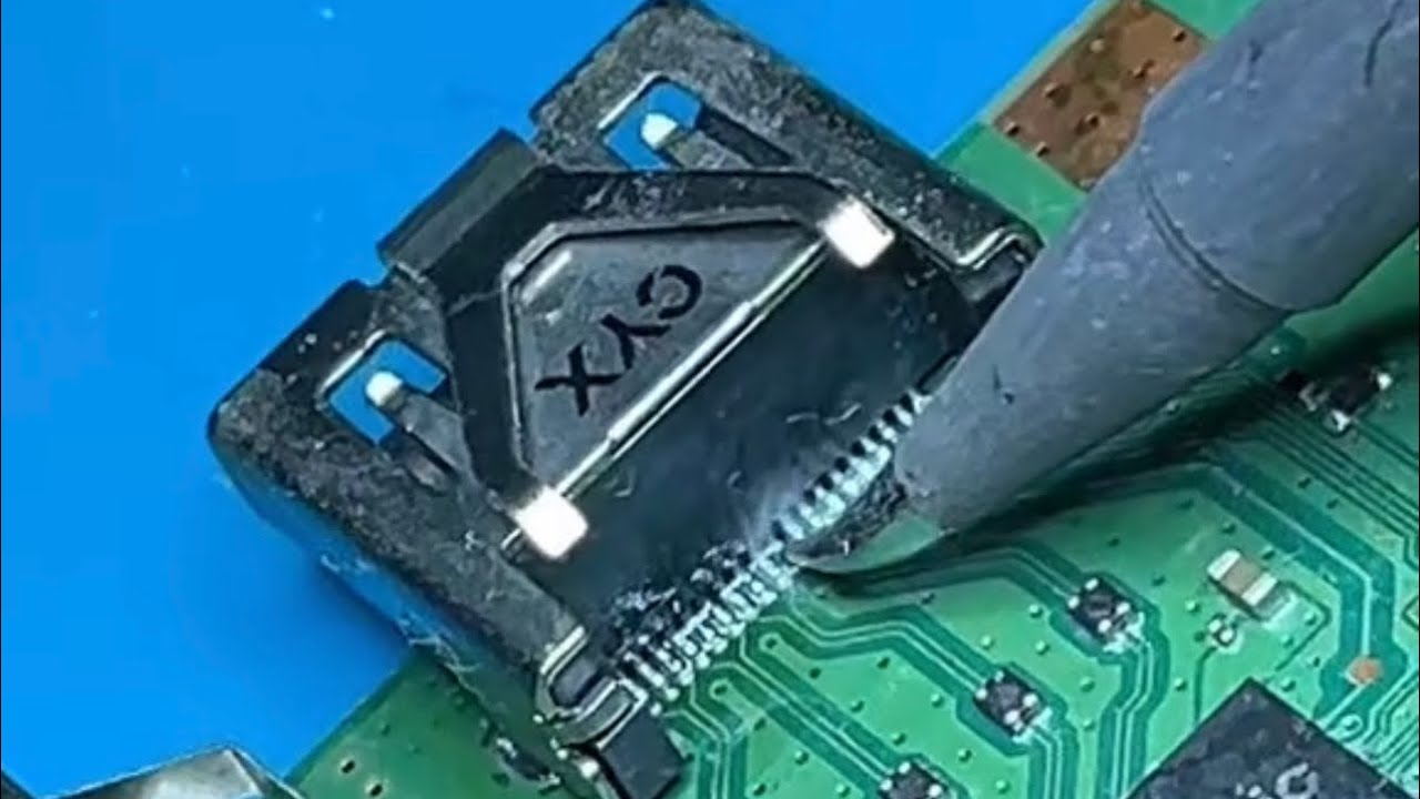 Soldaron mal el conector HDMI de esta PS4 #crazystation